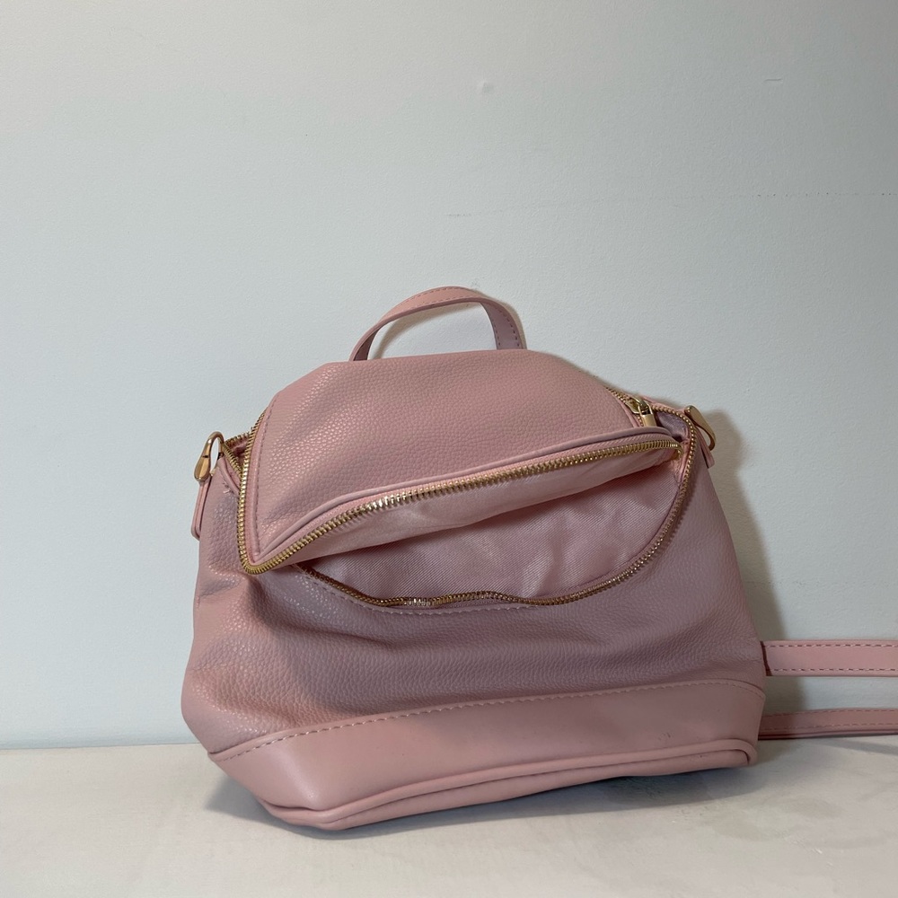 spacious mini pink backpack with gold detailing 🦌